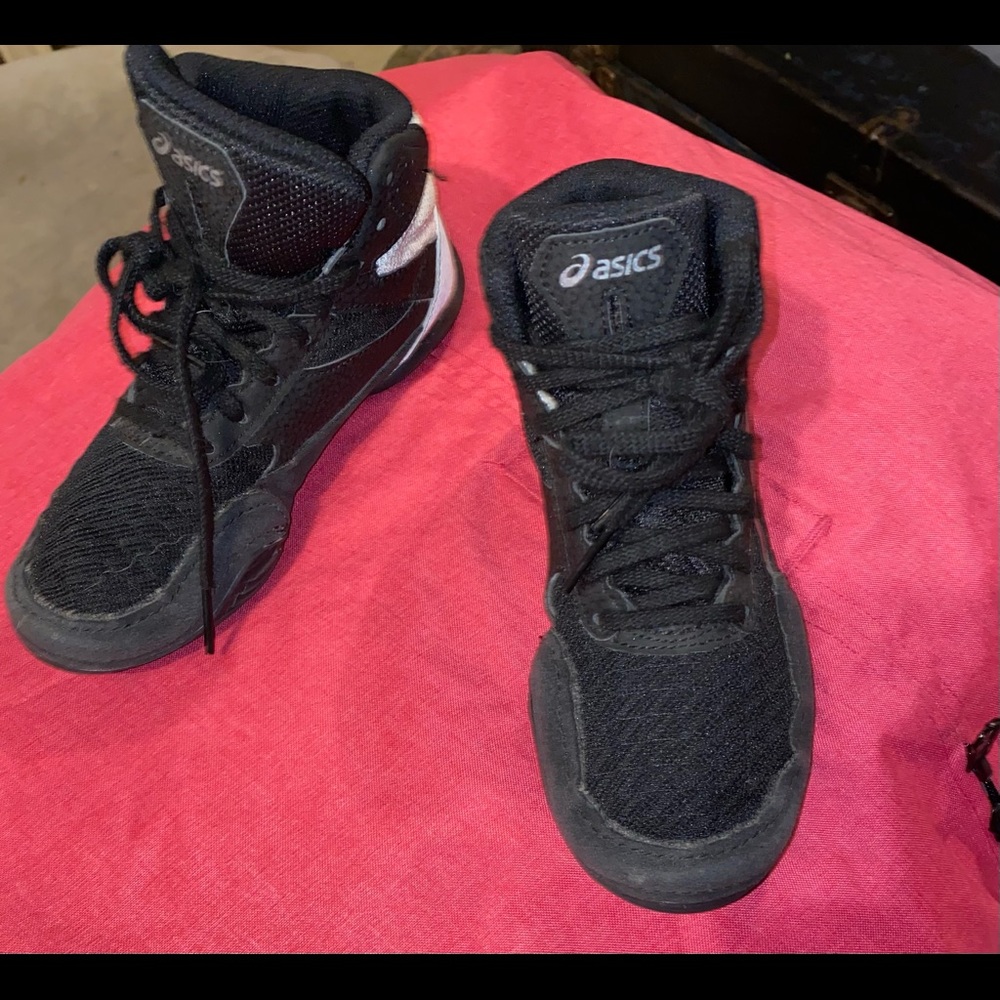 Wrestling shoes size  US 13 youth